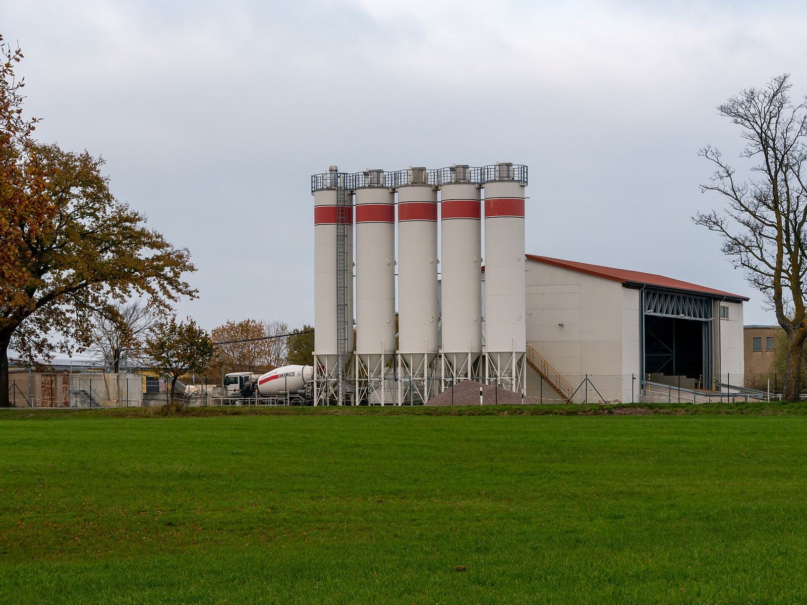 Station&auml;res Betonwerk mit Zementsilos