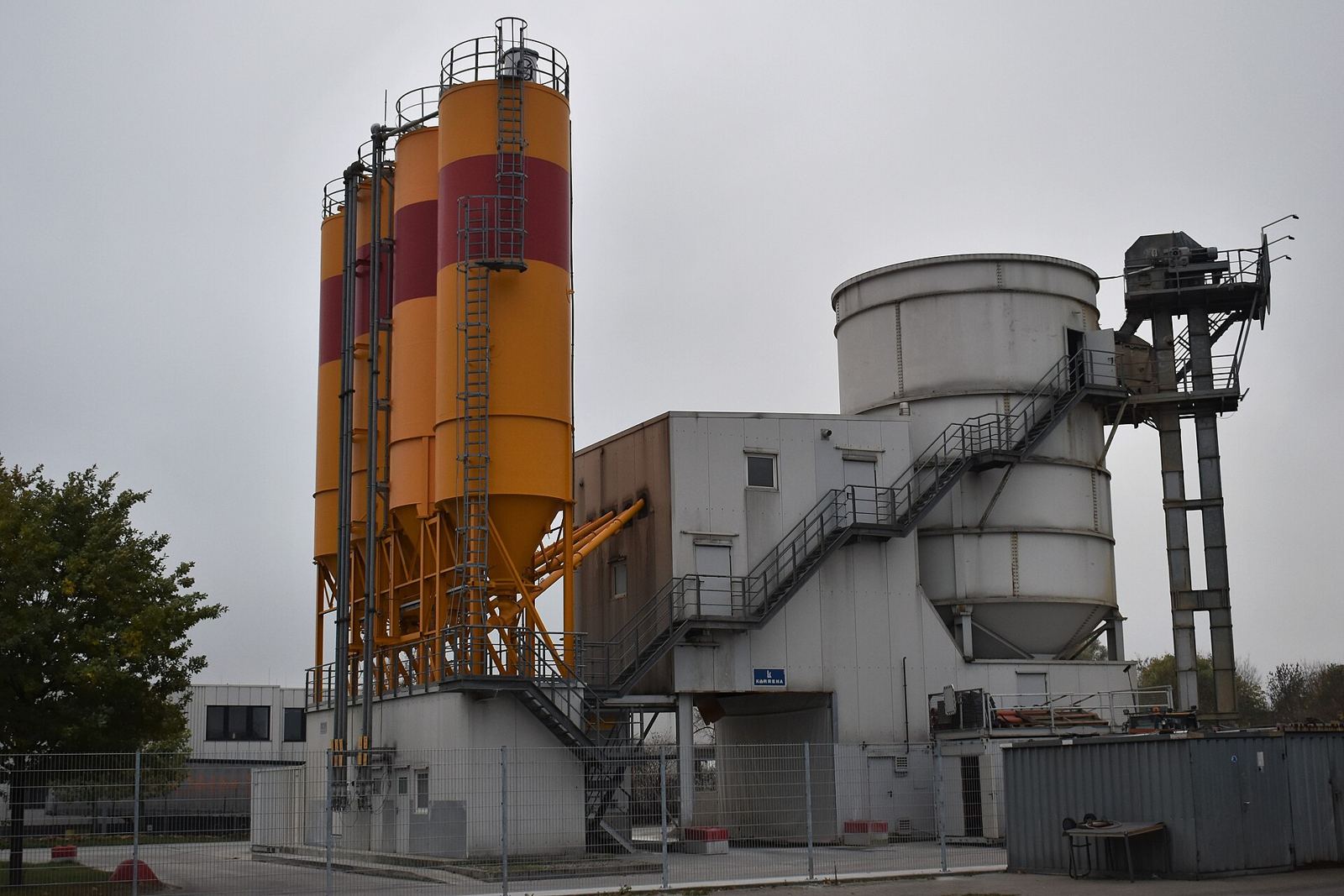 Gro&szlig;es Betonwerk &mdash; Mischturm und Silos