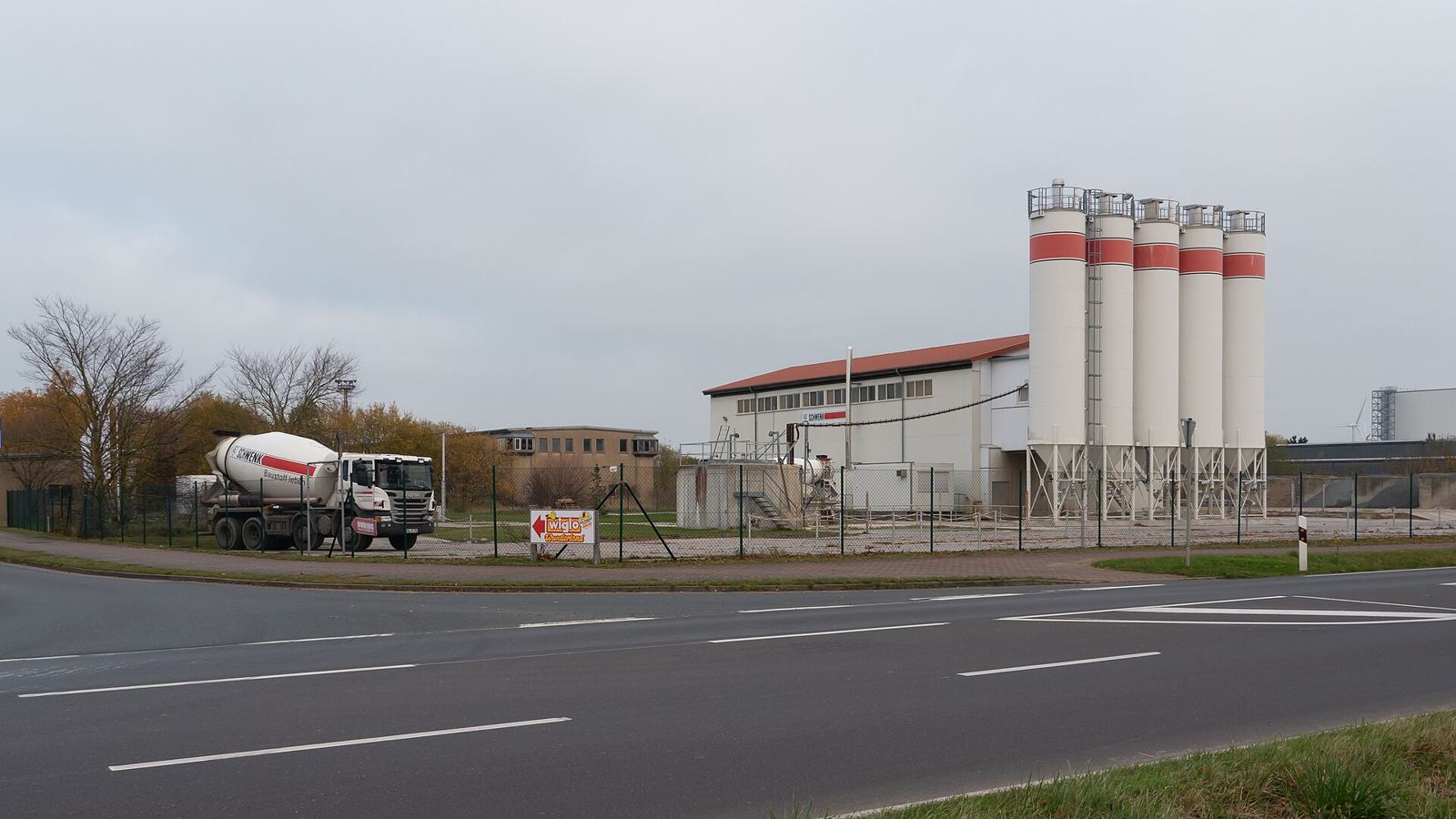 Betonwerk mit Fahrmischer