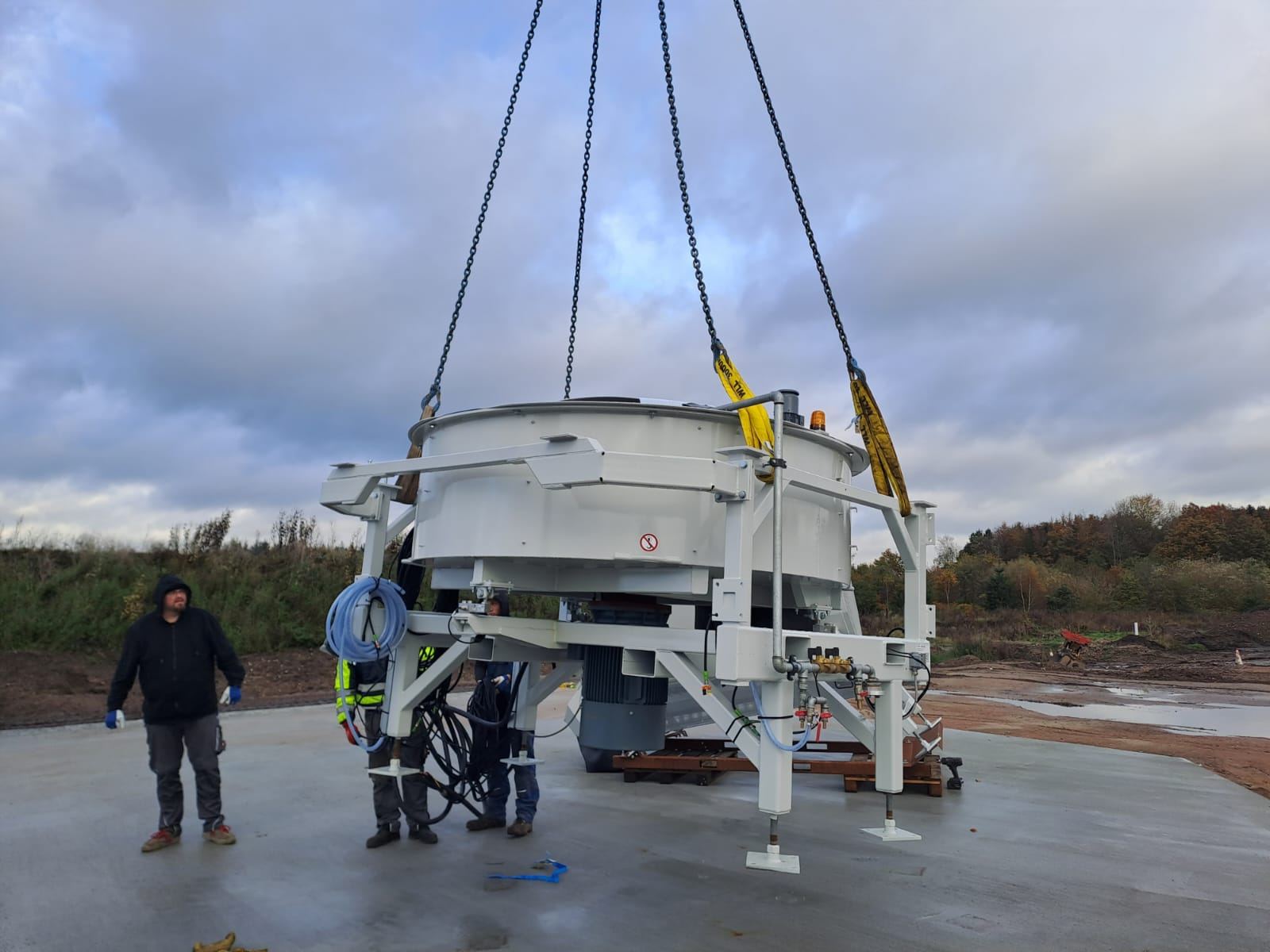 TMH Techniker bei der Anlagenmontage